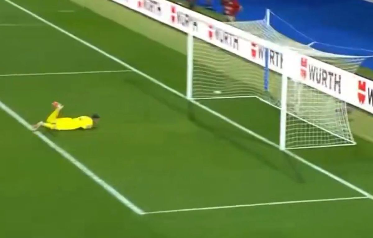 Gol de la jumătatea terenului în Andorra - Serbia