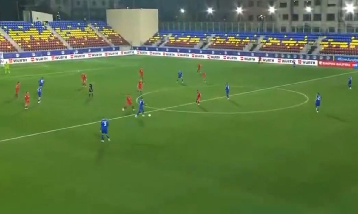 Gol de la jumătatea terenului în Andorra - Serbia