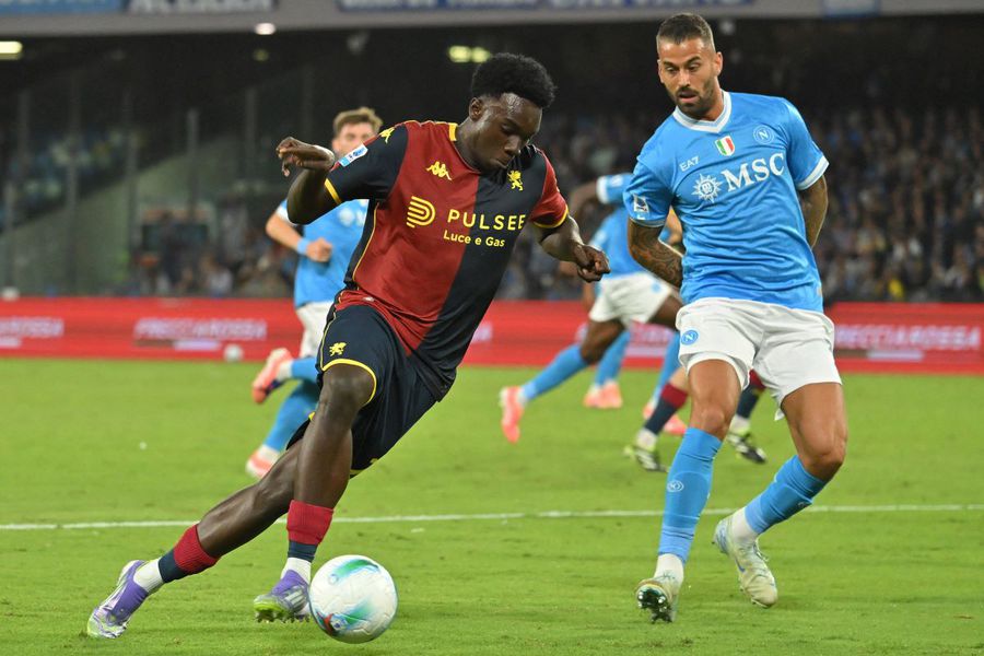 Jeff Ekhator, în duel cu Leonardo Spinazzola, în meciul Napoli - Genoa 2-1 / Foto: Imago Dan Șucu se poate îmbogăți! » Are doi jucători ale căror cote au explodat
