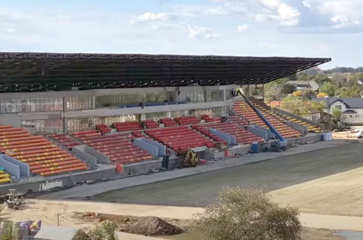 Au montat gazonul, scaunele sunt deja amplasate în tribune! „Doar” 5 ani întârziere la stadionul din România