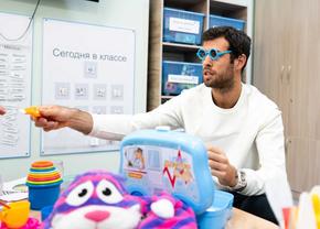 Numărul 10 mondial a vizitat un centru pentru autism în Kazahstan: „Sunt și eu tată. Iubesc copiii în general”