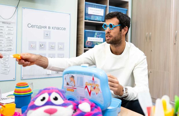 Numărul 10 mondial a vizitat un centru pentru autism în Kazahstan: „Sunt și eu tată. Iubesc copiii în general”