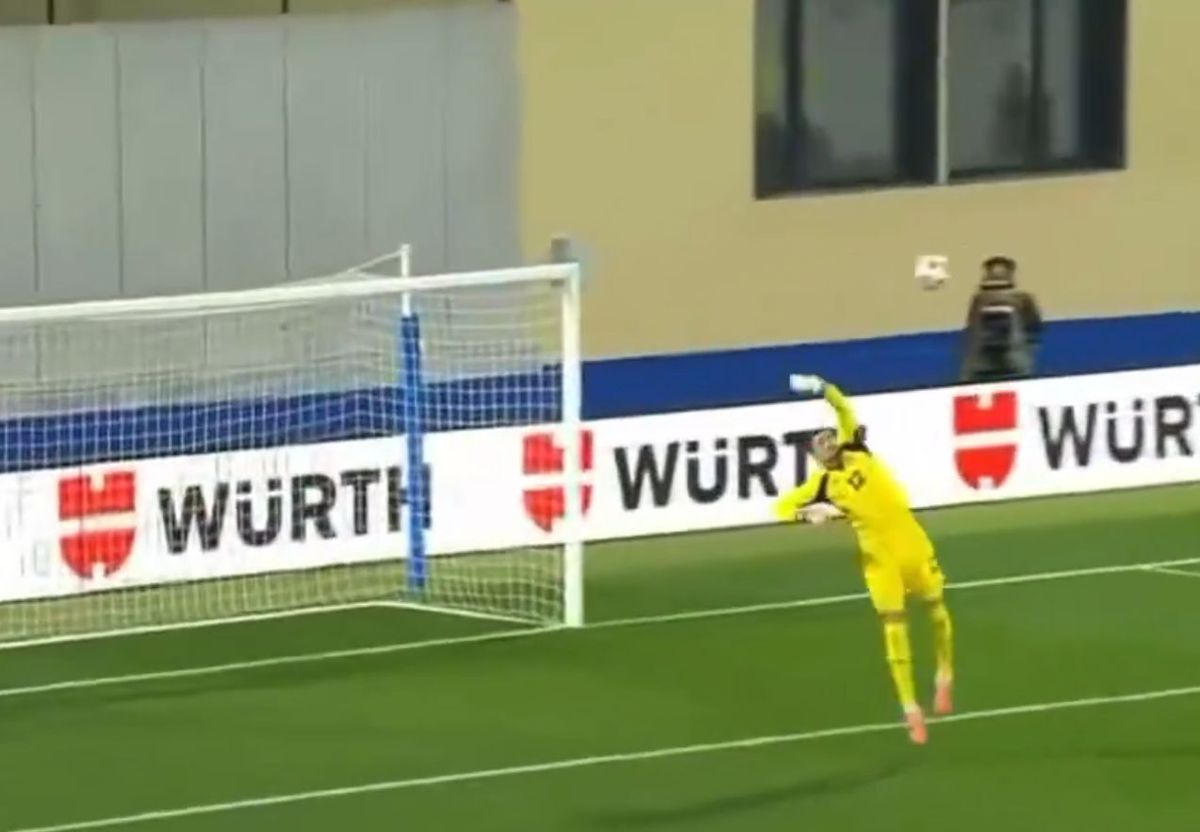 Gol de la jumătatea terenului în Andorra - Serbia