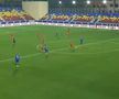Gol de la jumătatea terenului în Andorra - Serbia