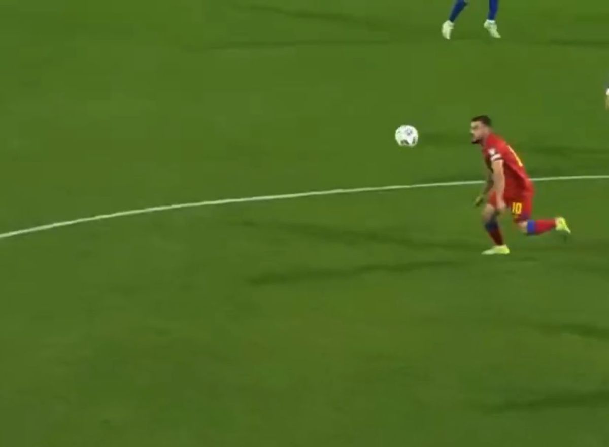 Gol de la jumătatea terenului în Andorra - Serbia