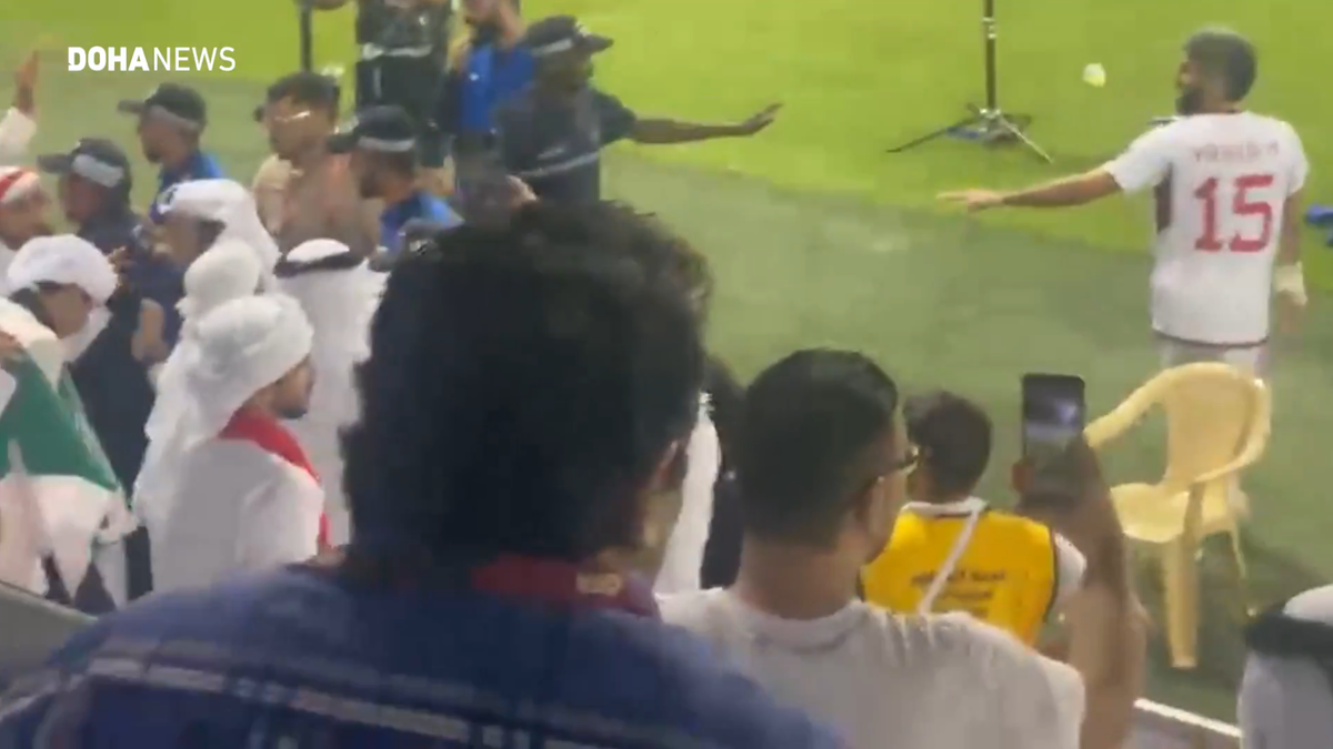 Scandal imens sub ochii lui Cosmin Olăroiu în Qatar - Emiratele Arabe Unite: bătaie pe gazon între fani și jucători