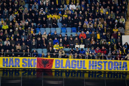 Bannerul prin care fanii au contestat naționala la meciul pierdut luni de Suedia la Solna, 0-1 cu Kosovo / Foto: Imago