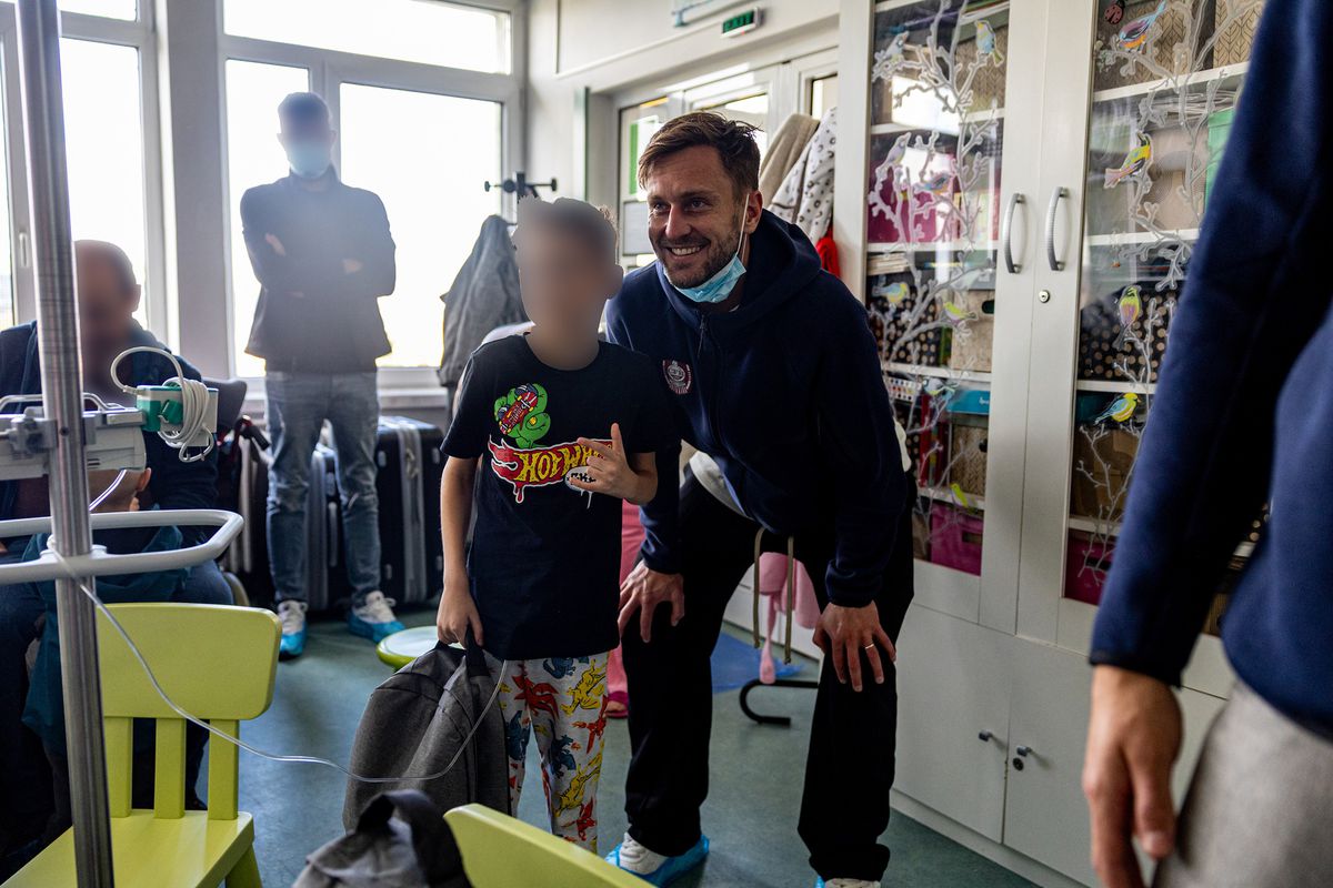 Momente speciale la Cluj » Jucătorii de la CFR au adus zâmbete și speranță copiilor de la Institutul Oncologic