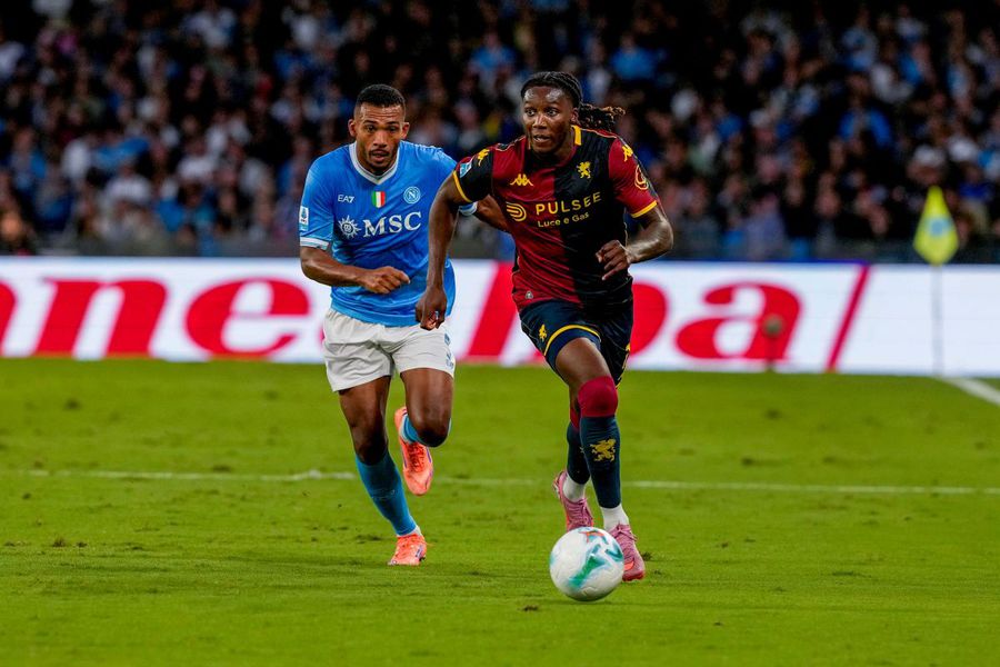 Brooke Norton Cuffy, într-un duel cu Juan Jesus, în Napoli - Genoa 2-1 / Foto: Imago Dan Șucu se poate îmbogăți! » Are doi jucători ale căror cote au explodat