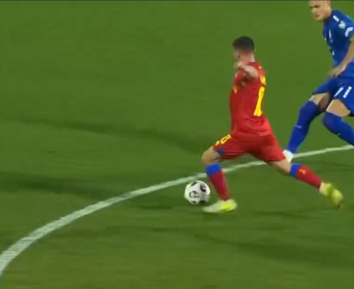 Gol de la jumătatea terenului în Andorra - Serbia