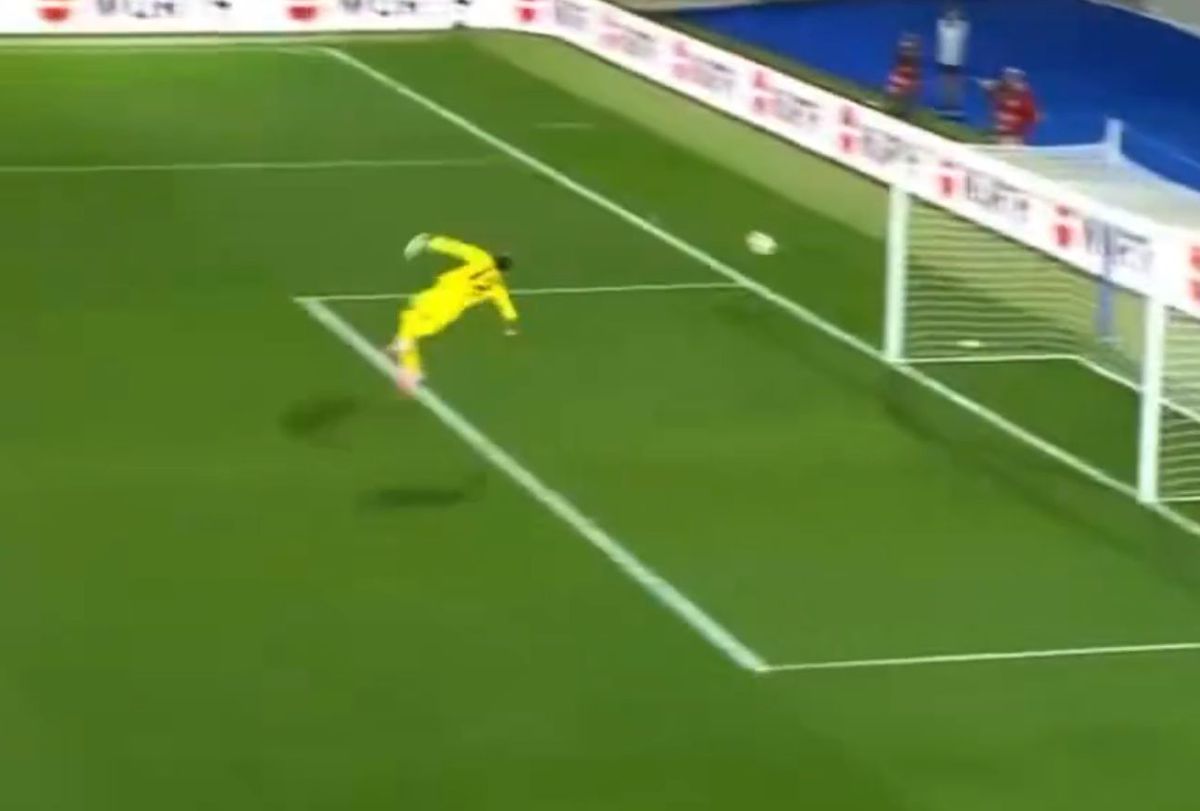 Gol de la jumătatea terenului în Andorra - Serbia