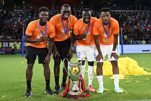 David Kiki (stânga) și Siyabonga Ngezana (dreapta). Foto: Imago