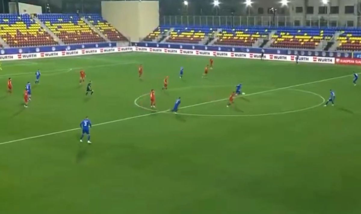 Gol de la jumătatea terenului în Andorra - Serbia