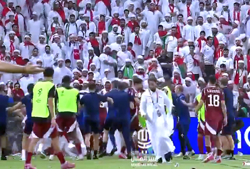 Scandal imens în timpul meciului Qatar - Emiratele Arabe Unite, meci pierdut de echipă lui Cosmin Olăroiu cu scorul de 1-2.