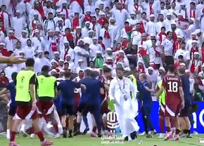 Scandal imens sub ochii lui Cosmin Olăroiu în Qatar - Emiratele Arabe Unite: bătaie pe gazon între fani și jucători