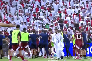 Scandal imens sub ochii lui Cosmin Olăroiu în Qatar - Emiratele Arabe Unite: bătaie pe gazon între fani și jucători