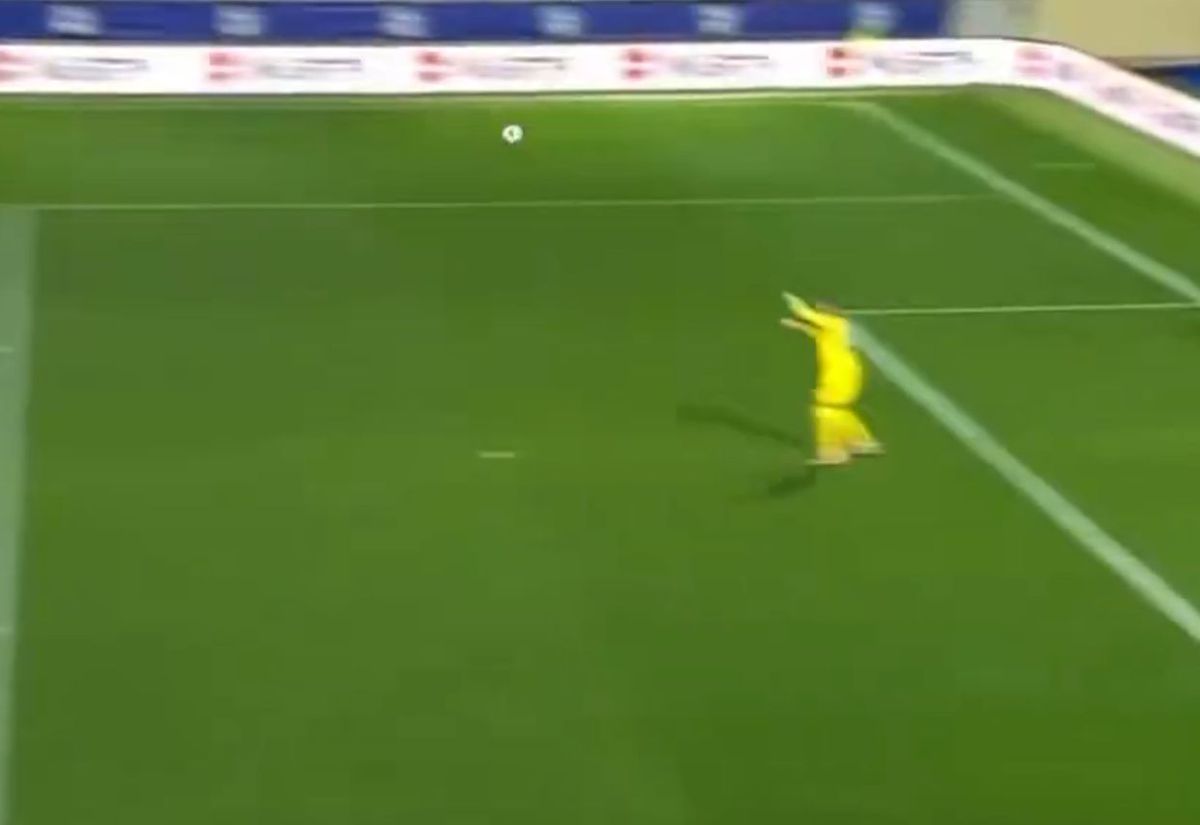 Gol de la jumătatea terenului în Andorra - Serbia