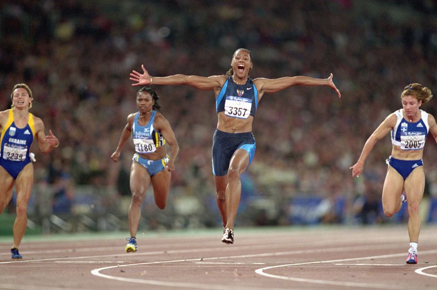 Marion Jones în acțiuen FOTOGuliver/GettyImages „Cine sunt? Căutați pe Google” » A provocat cel mai mare scandal din istoria atletismului, acum și-a schimbat radical viața: „Nu mi-am asumat adevărata identitate”