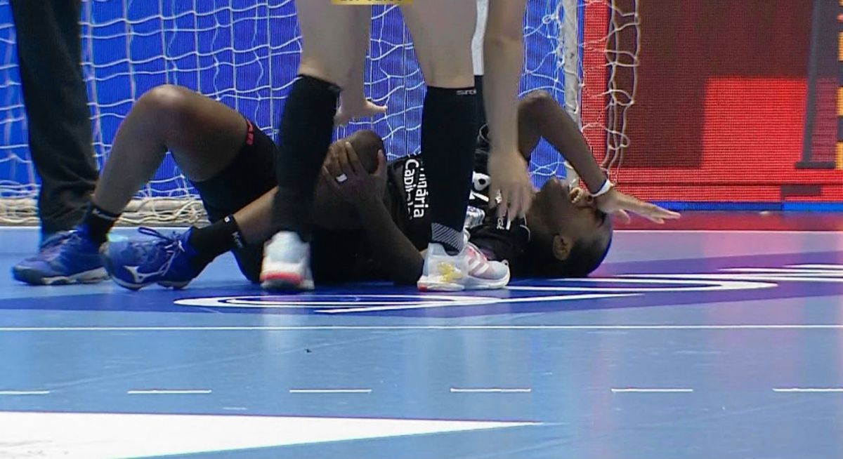 CSM București - Krim Ljubljana. Accidentare horror pentru Alexandrina Barbosa! A fost scoasă pe brațe