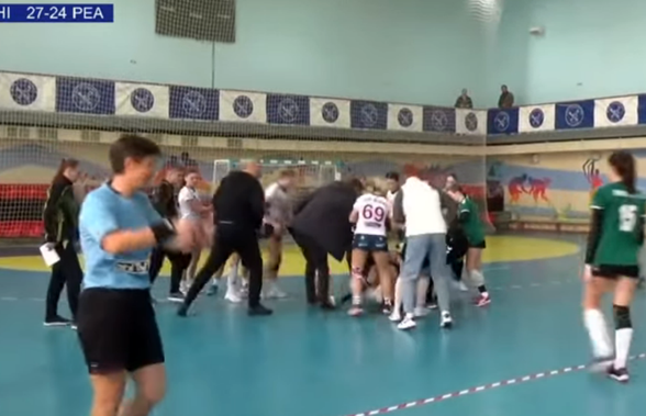 VIDEO Imagini brutale la un meci de handbal feminin » Bătaie generală, cu pumni și picioare!