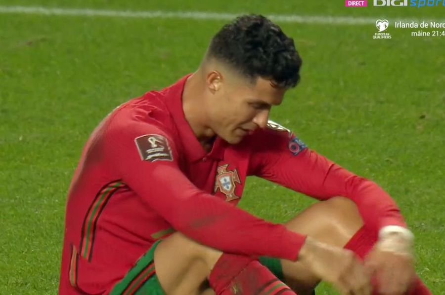 Cristiano Ronaldo, debusolat după eșecul cu Serbia // foto: captură DigiSport Ce surpriză! Învinsă acasă, Portugalia este trimisă la baraj de Serbia » Ronaldo, în genunchi