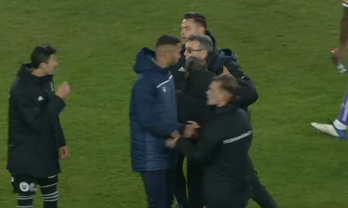 Imagini incredibile: Eugen Neagoe a sărit la Marius Croitoru pe teren! De la ce ar fi plecat scandalul