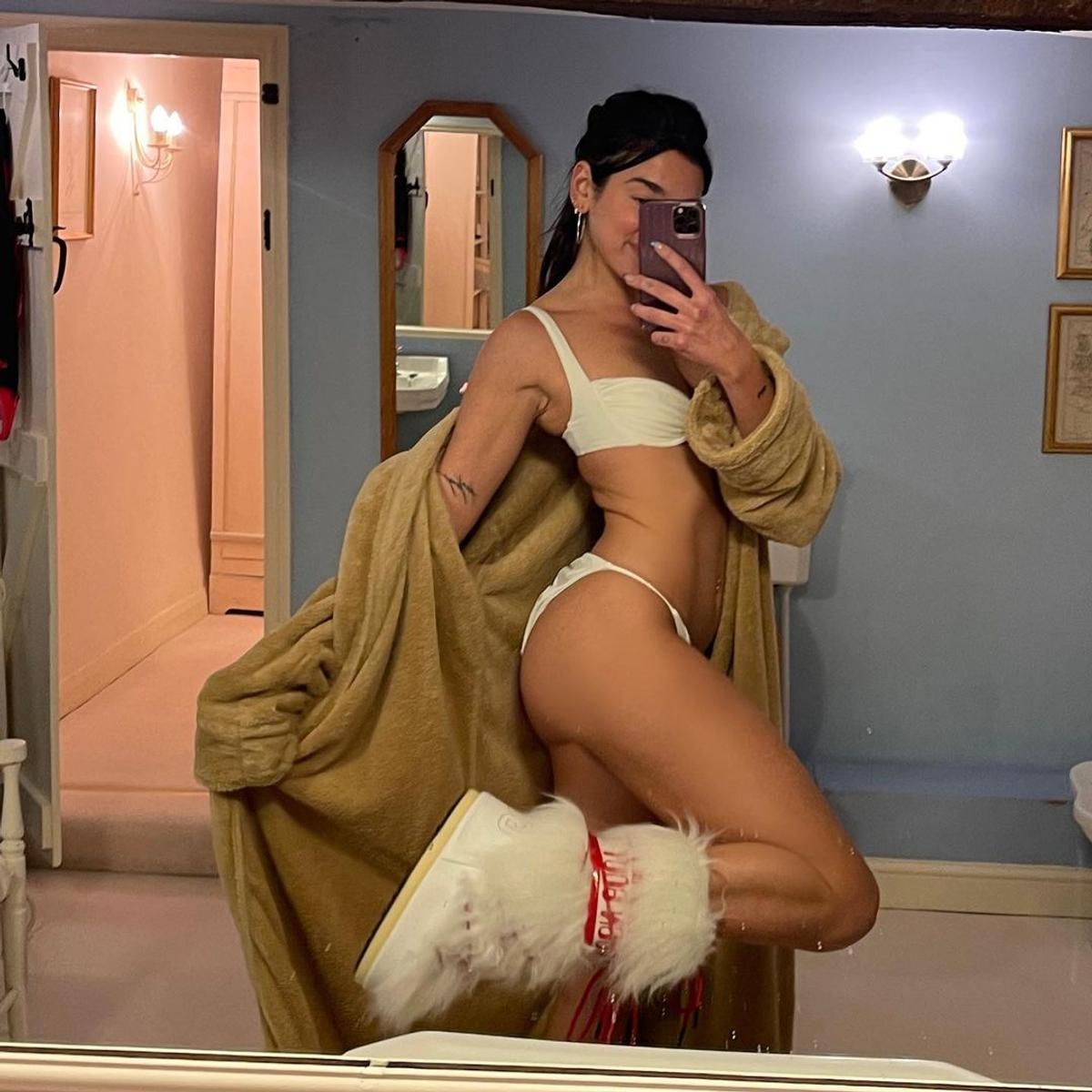 Interzis minorilor! Dua Lipa a îmbrăcat tricoul lui Napoli, apoi s-a fotografiat complet goală în cadă: „Raiul pe Pământ”