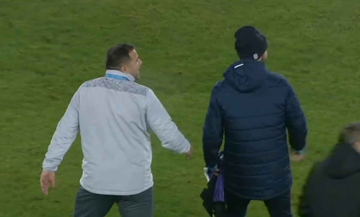 Imagini incredibile: Eugen Neagoe a sărit la Marius Croitoru pe teren! De la ce ar fi plecat scandalul