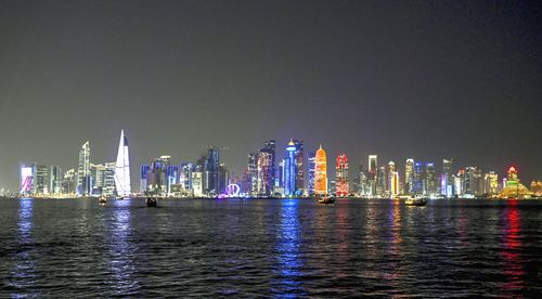 Imagine nocturnă cu Doha, capitala Qatarului, centrul primului Mondial din zona arabă (foto: Imago)