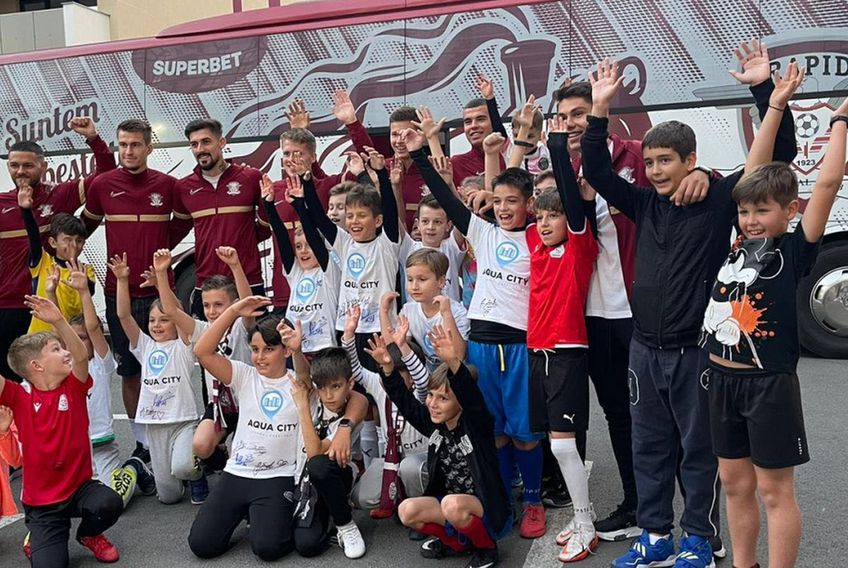 Imagini de la acțiunea inedită a Rapidului: fotbaliștii au stat la „miuțe” cu copiii, apoi i-au plimbat cu autocarul clubului