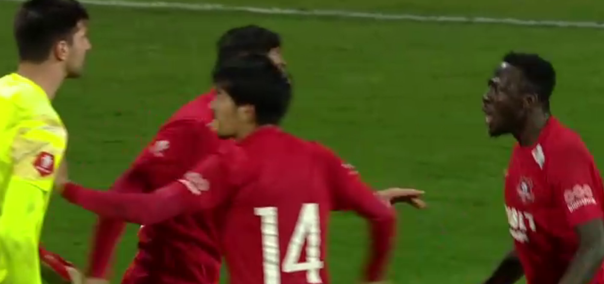 Scene de neînțeles: doi jucători de la Hermannstadt s-au îmbrâncit pe teren și au fost despărțiți de arbitru