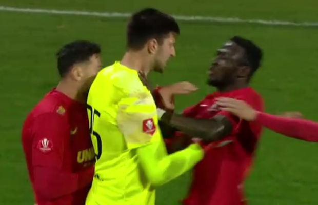 Scene de neînțeles: doi jucători de la Hermannstadt s-au îmbrâncit pe teren și au fost despărțiți de arbitru