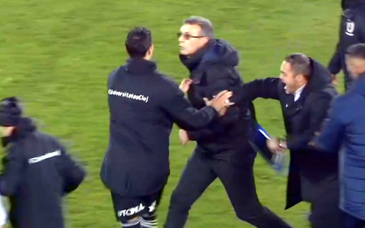 Imagini incredibile: Eugen Neagoe a sărit la Marius Croitoru pe teren! De la ce ar fi plecat scandalul