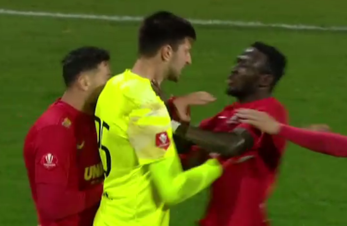 Îmbrânceli între colegi în partida FC Botoșani - Hermannstadt