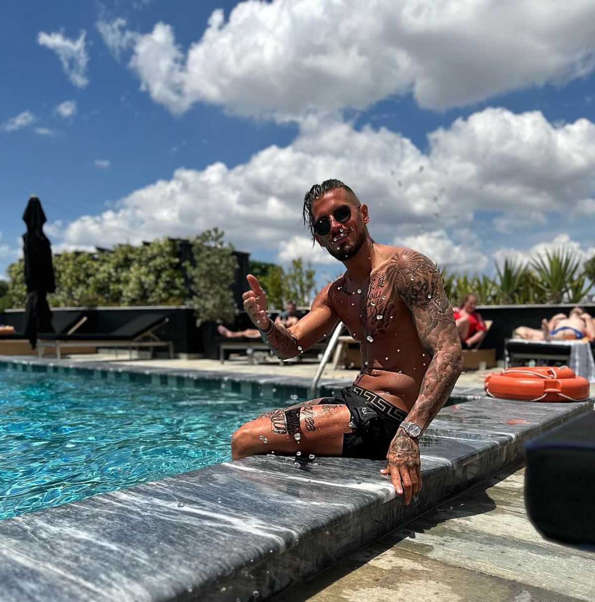 De nerecunoscut! A scris istorie în Superligă, acum trăiește luxul din Dubai » Limuzină și piscină de 5 stele între zgârie-nori