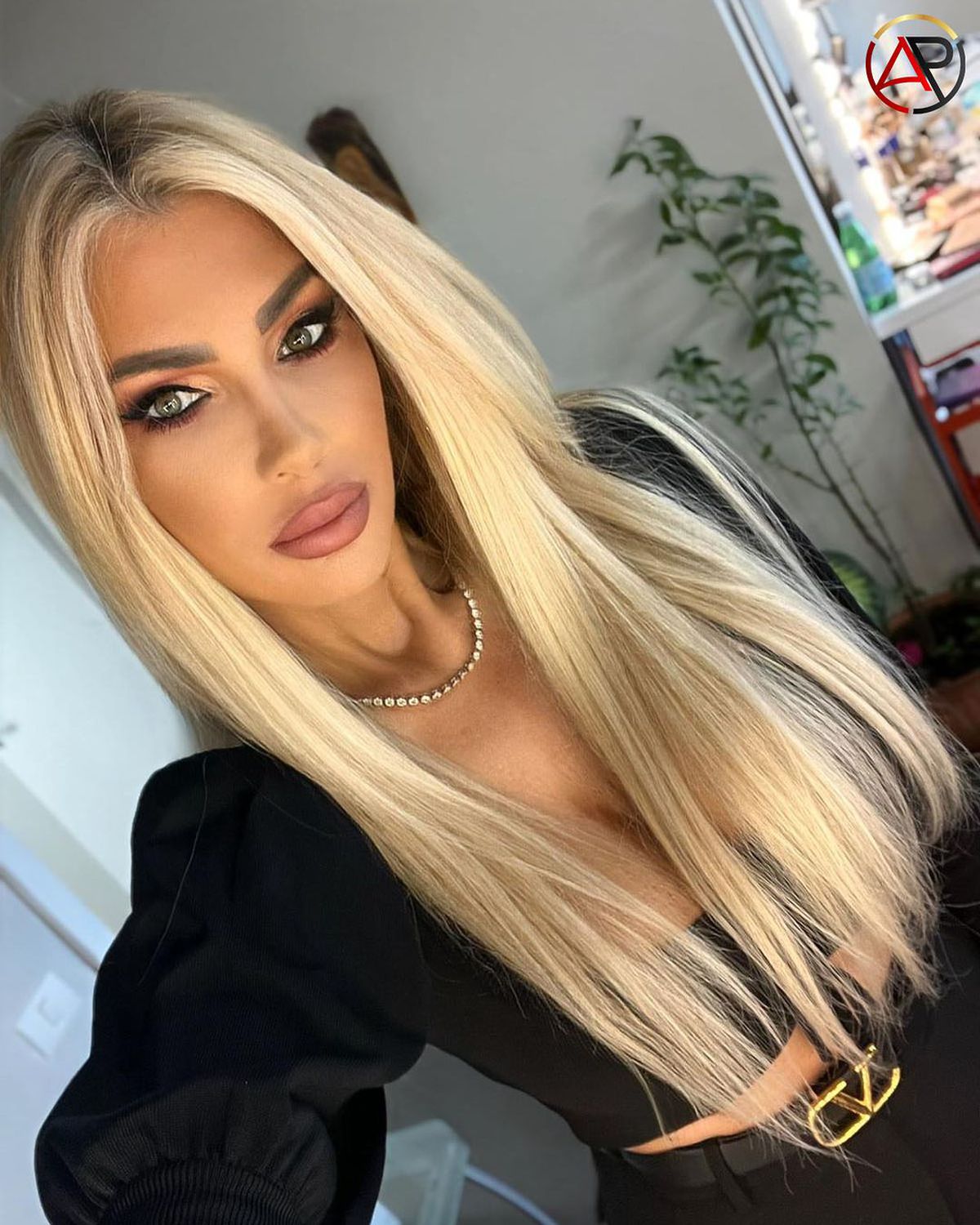 Fosta soție a bossului de la Rapid a denunțat la DNA afacerea incriminată de Nicușor Dan: „I-a vândut lui Crin Antonescu un apartament la preț preferențial!”