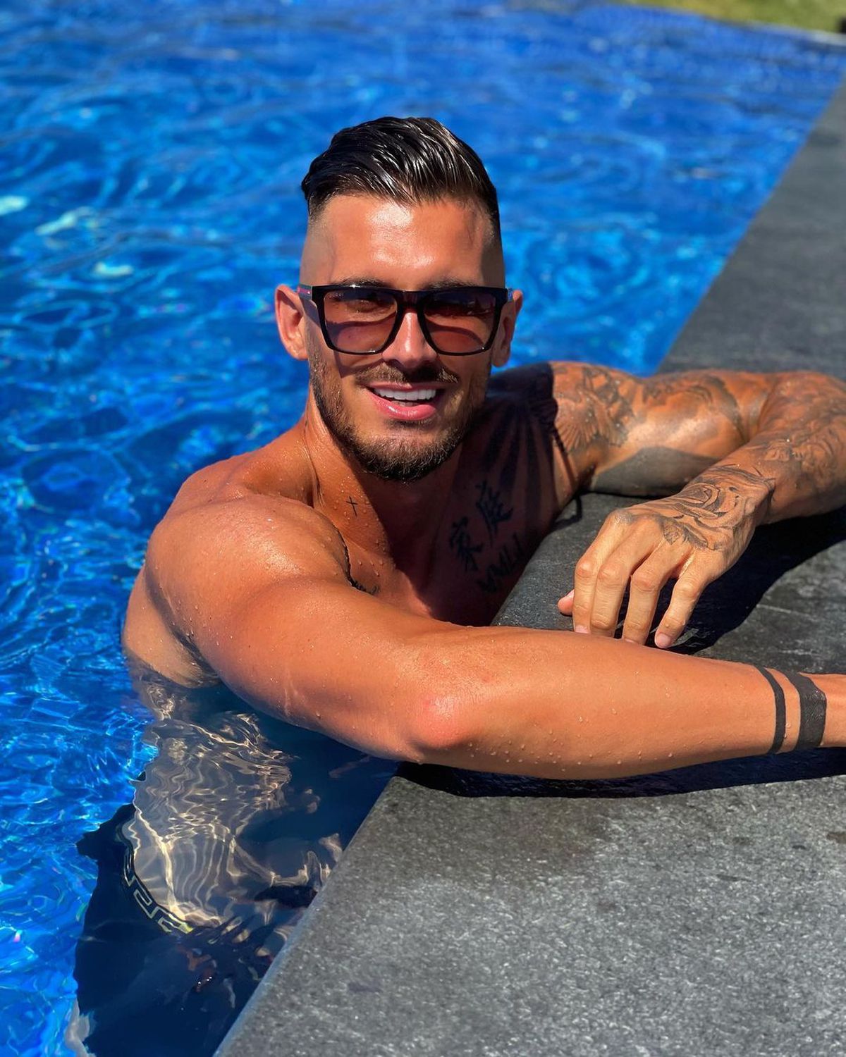 De nerecunoscut! A scris istorie în Superligă, acum trăiește luxul din Dubai » Limuzină și piscină de 5 stele între zgârie-nori