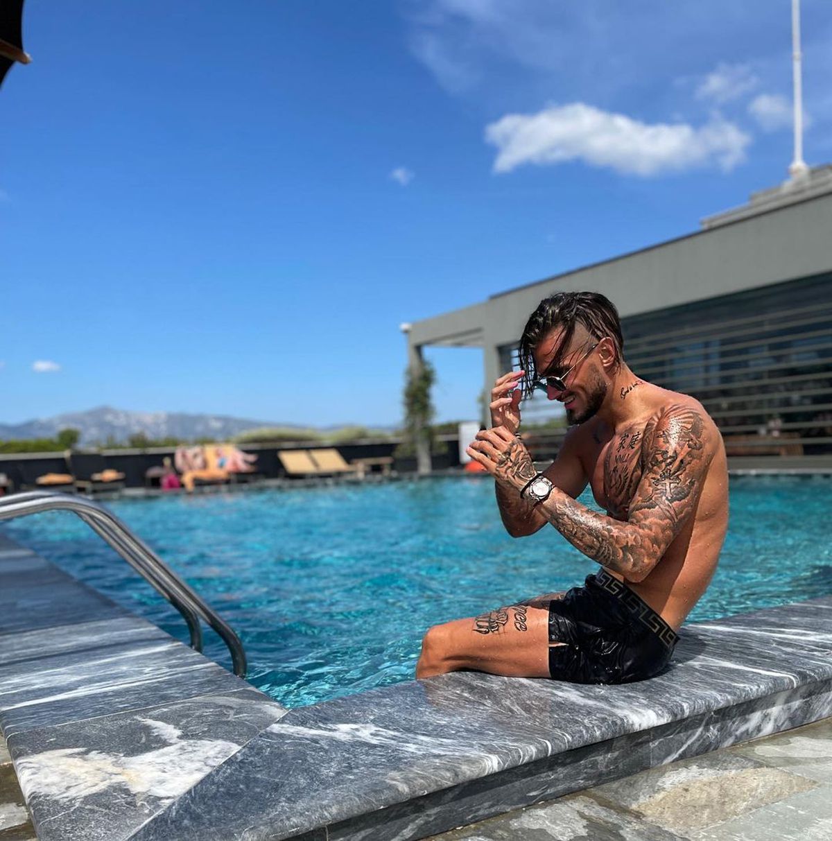 De nerecunoscut! A scris istorie în Superligă, acum trăiește luxul din Dubai » Limuzină și piscină de 5 stele între zgârie-nori