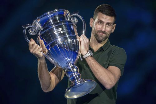 Novak Djokovic a primit trofeul pentru locul 1 ATP // FOTO: Imago