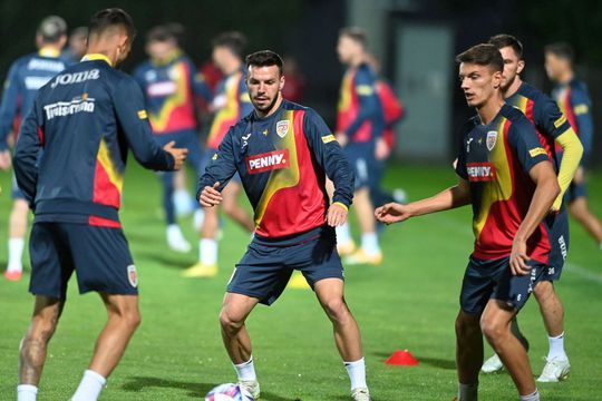 Daniel Boloca, în dreapta, la antrenamentul oficial al „naționalei” dinaintea meciului Bosnia, în septembrie 2022
