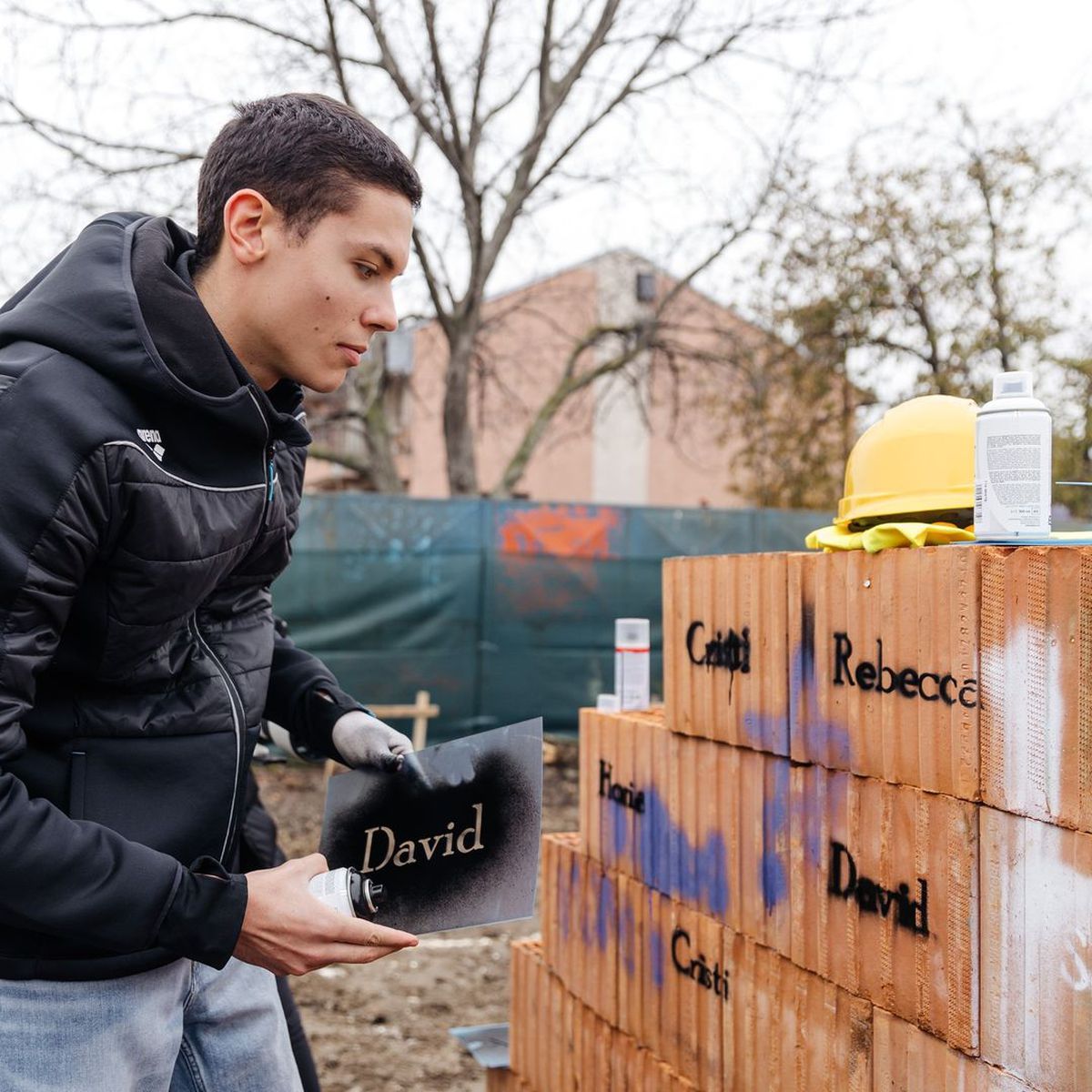 David Popovici a pus prima cărămidă la casa celor 11 copii pentru care și-a donat echipamentul de la Paris