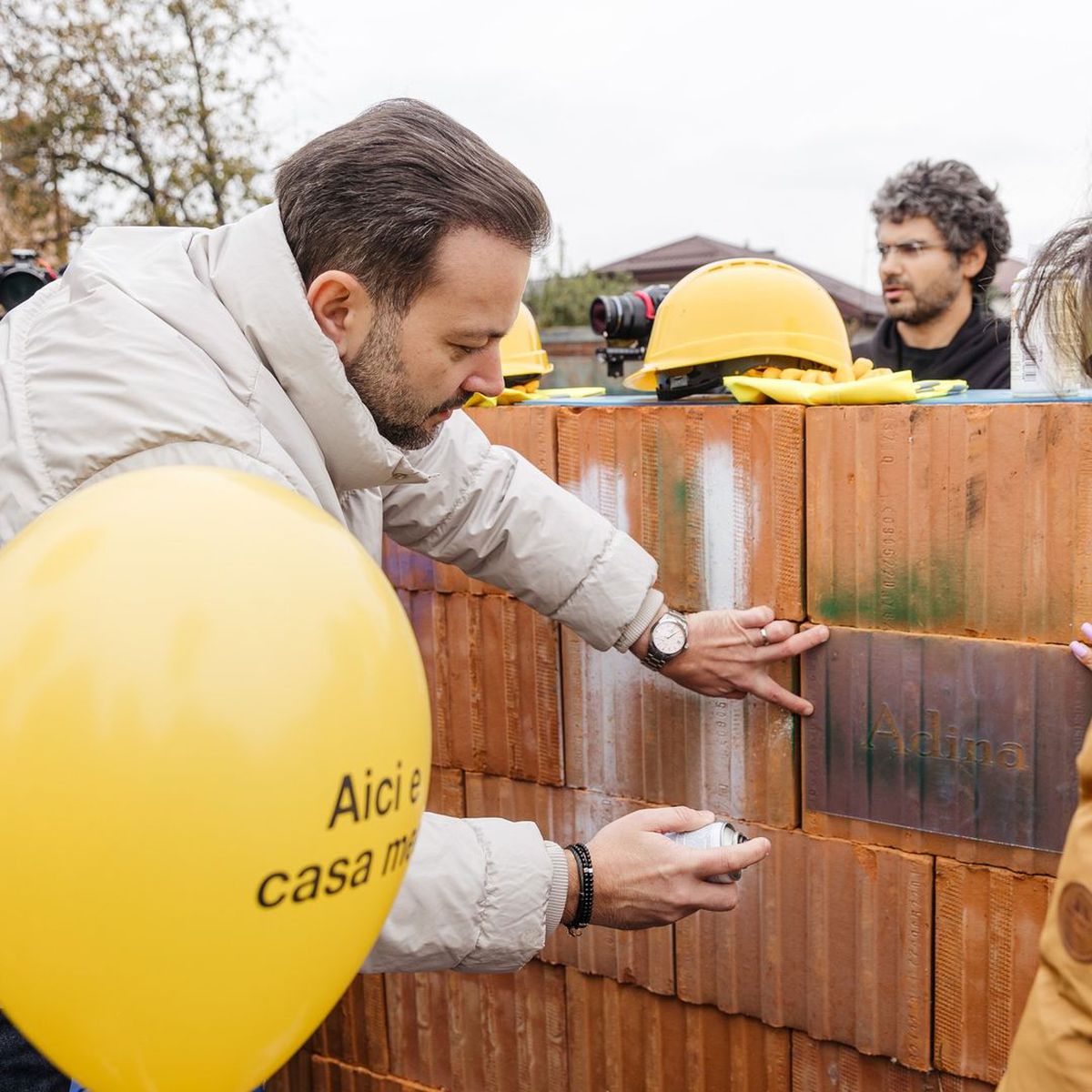 David Popovici a pus prima cărămidă la casa celor 11 copii pentru care și-a donat echipamentul de la Paris