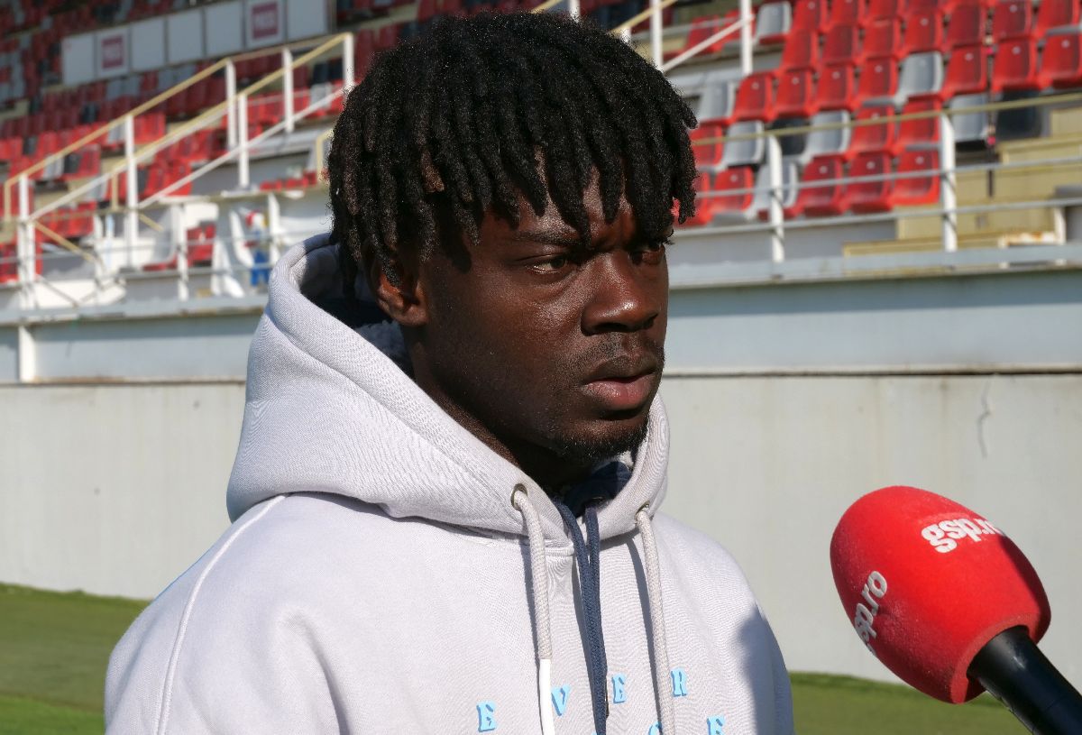 „M-au abandonat, am rămas singur” » Drama trăită de un fotbalist străin în România: „Am dormit pe străzi, n-aveam ce mânca. Acest club m-a salvat!”