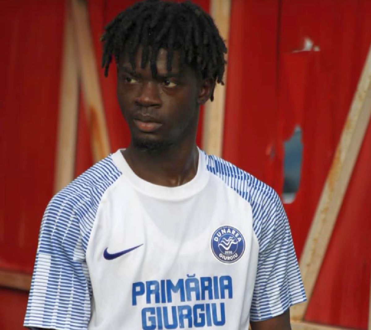 „M-au abandonat, am rămas singur” » Drama trăită de un fotbalist străin în România: „Am dormit pe străzi, n-aveam ce mânca. Acest club m-a salvat!”