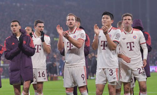 Jucătorii lui Bayern salută suporterii / Foto: Imago