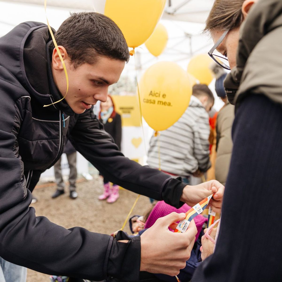 David Popovici a pus prima cărămidă la casa celor 11 copii pentru care și-a donat echipamentul de la Paris