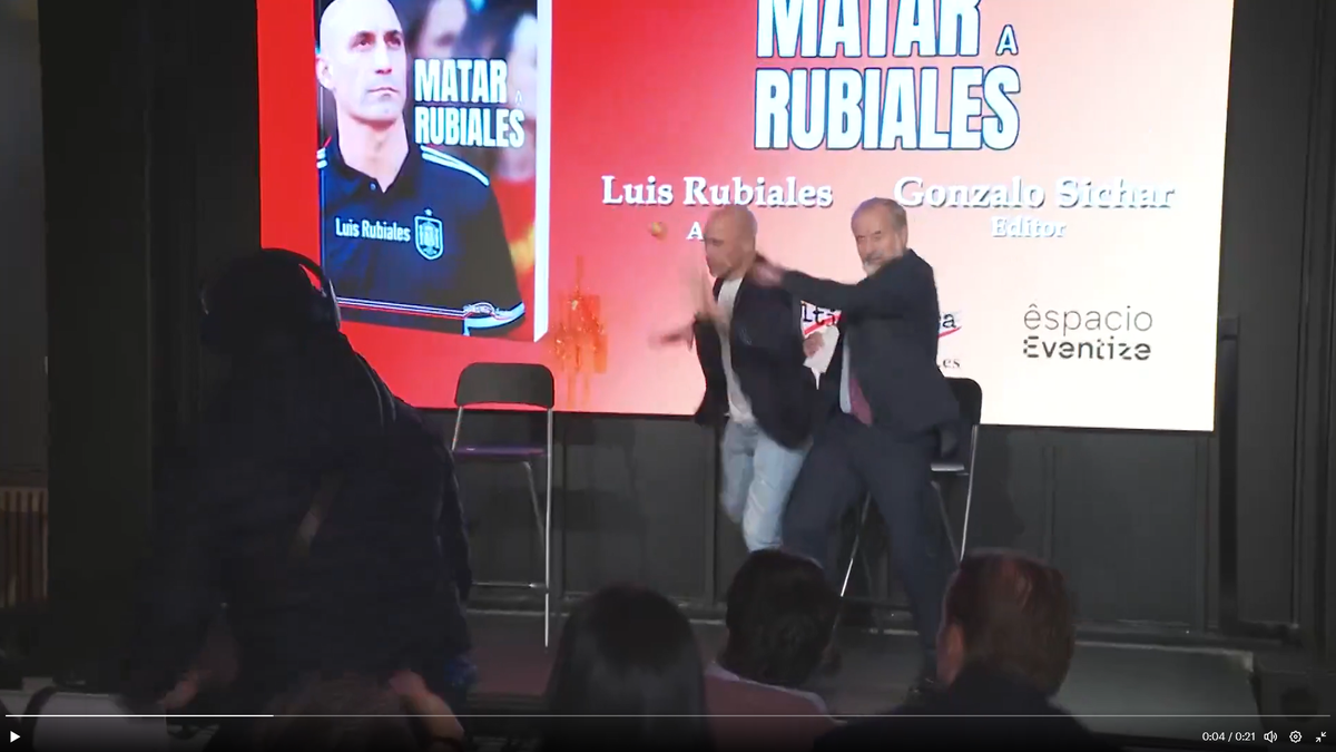 Imagini halucinante! Luis Rubiales, atacat cu ouă de propriul unchi la lansarea cărții