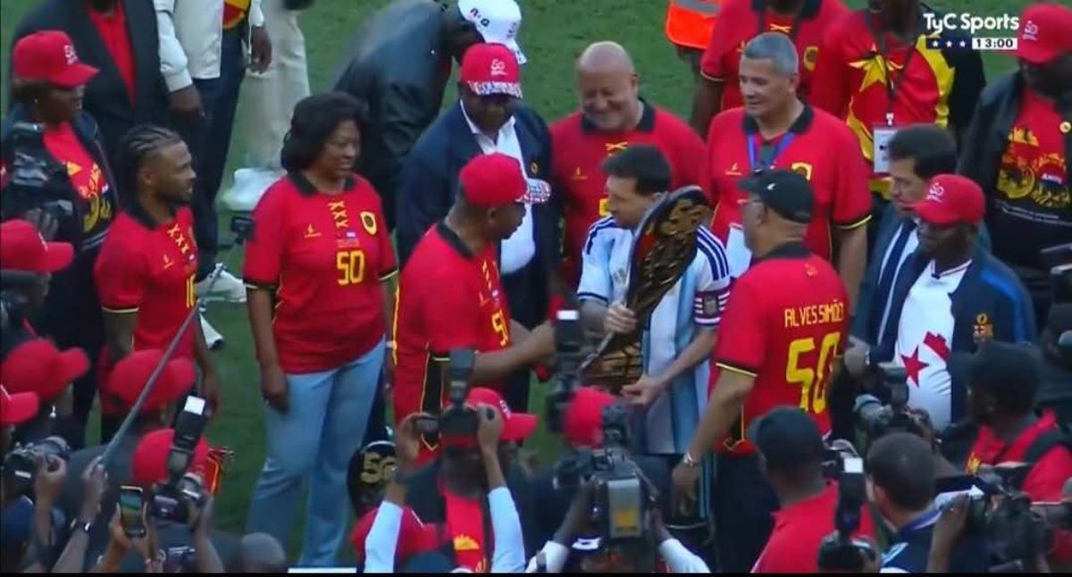 Fast exagerat și proteste la sosirea lui Messi în Angola » Președintele țării a pătruns pe gazon la startul meciului: ce cadou i-a oferit lui Lionel
