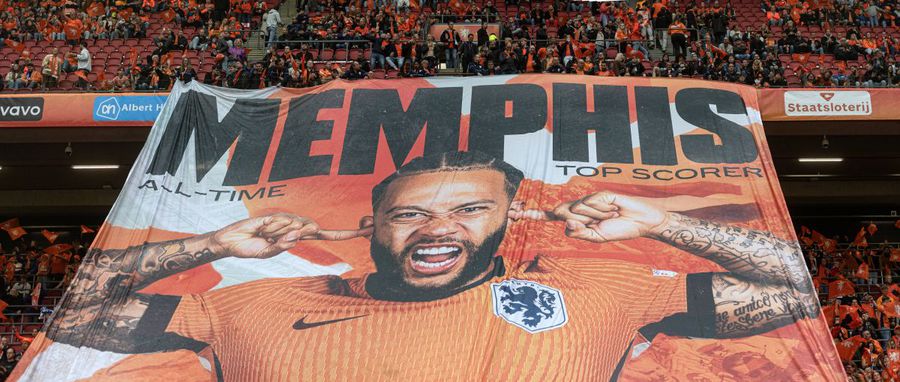 Scenografie dedicată de fani la meciul în care Memphis Depay a devenit cel mai bun marcator din istoria naționalei batave. Are acum 54 de goluri în 106 selecții Ultimatum primit de Memphis Depay: „Ori te muți, ori pleci!”