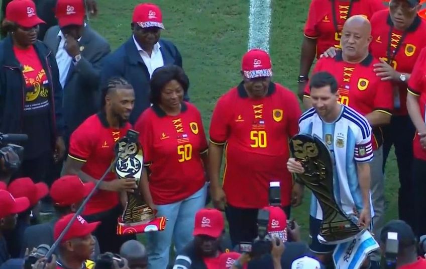 Lionel Messi a primit înaintea startului meciului cu naționala Luandei un trofeu dedicat celei de-a 50-a aniversări a independenței statului african / Foto: Tyc Sports